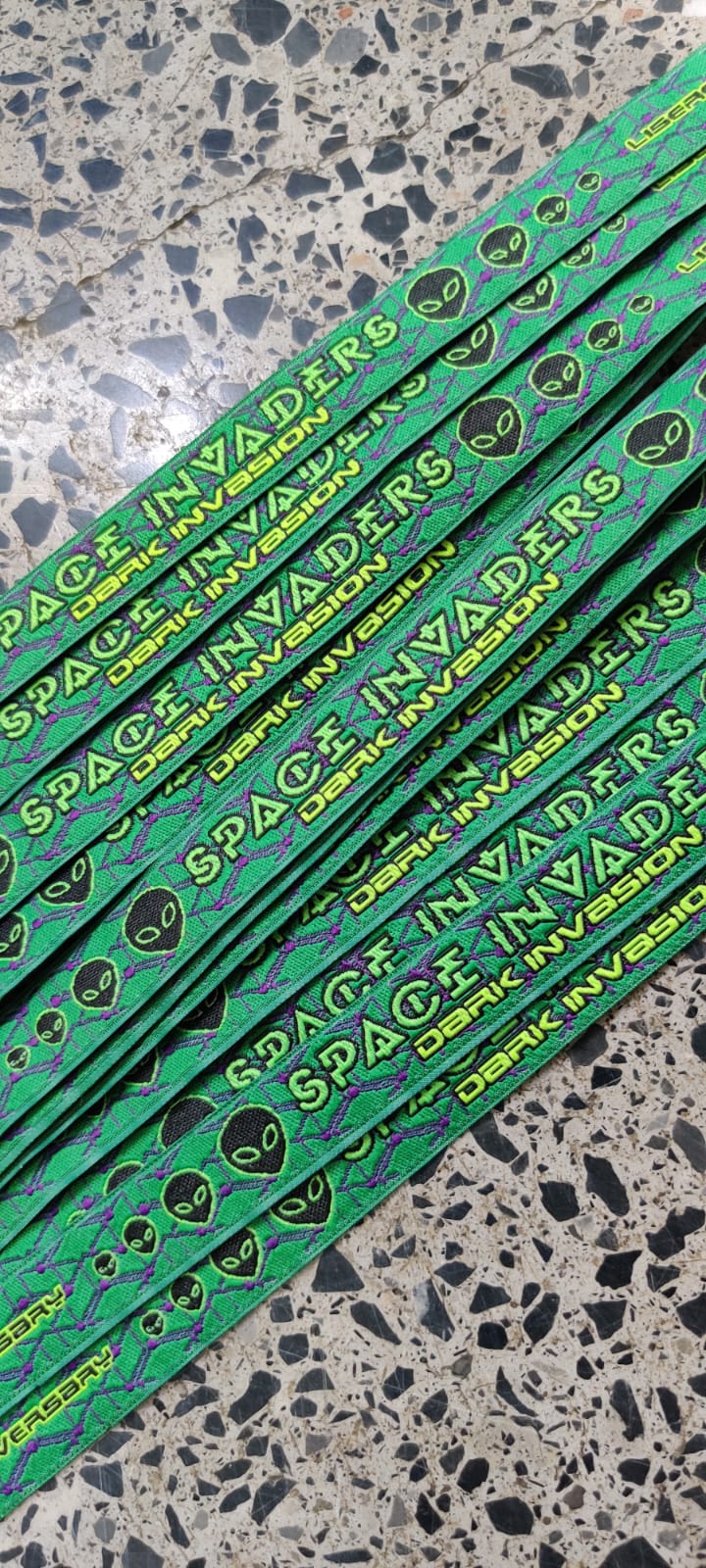 Pulseras bordadas verdes con patrón repetido